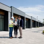 Toplu Prefabrik Dükkanları Hakkında Konuşan Mühendis Ve İşveren