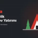 Orman içinde ahşap görünümlü cephesi ve terasıyla kurulmuş bir hafif çelik bungalov.